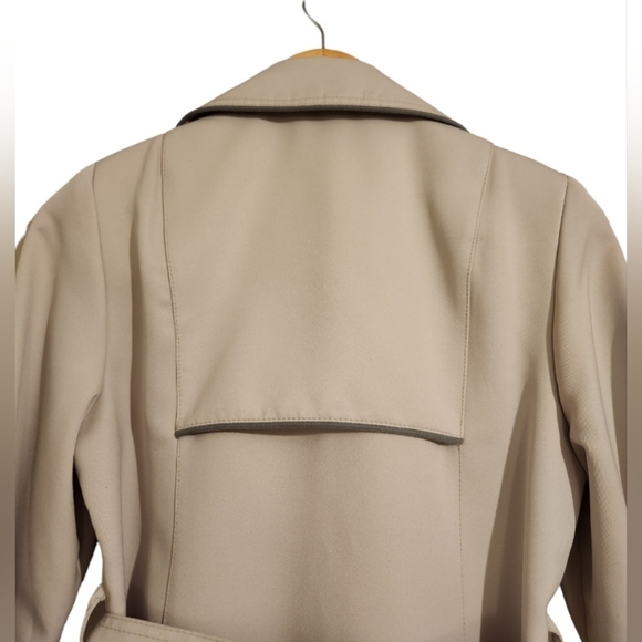 Beautiful Tailored Vintage White Trench Coat with Black Trim at Collar/Pocket - Picture 7 of 14